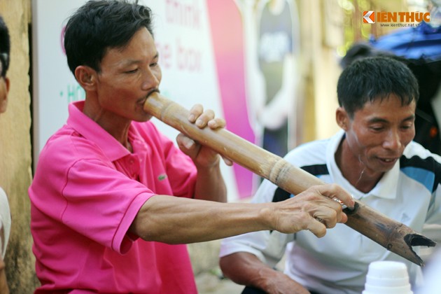 Nhung khoảnh khác dep của phụ huynh dua con di thi-Hinh-7